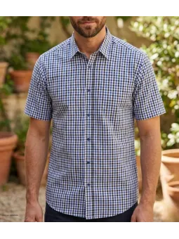 Chemise manches courtes à carreaux bleus pour homme modèle B3140A de la marque CHALLENGER avec une poche poitrine plaquée.