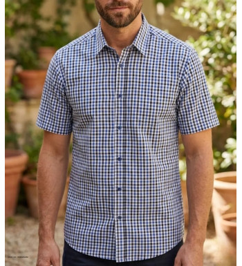 Chemise manches courtes à carreaux bleus pour homme modèle B3140A de la marque CHALLENGER avec une poche poitrine plaquée.