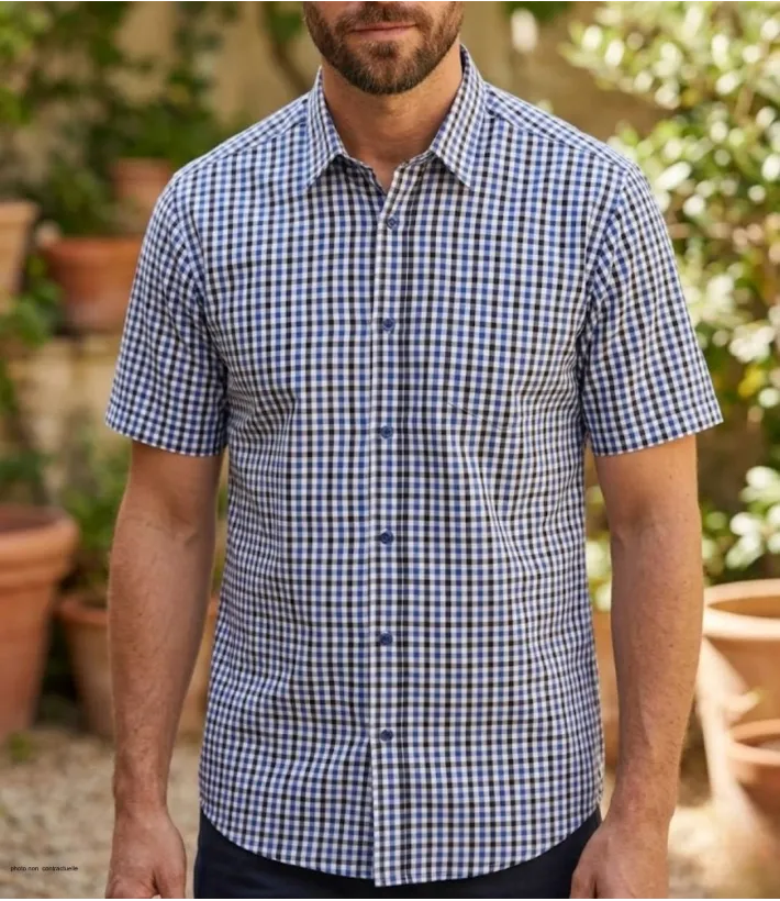 Chemise manches courtes à carreaux bleus pour homme modèle B3140A de la marque CHALLENGER avec une poche poitrine plaquée.