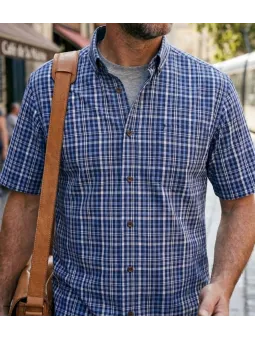 Chemise manches courtes pour homme bleu en pur coton CHALLENGER modèle CH4014 avec pointes de col boutonnées et poche poitrine.