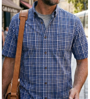Chemise manches courtes pour homme bleu en pur coton CHALLENGER modèle CH4014 avec pointes de col boutonnées et poche poitrine.