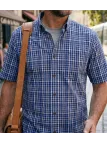 Chemise manches courtes pour homme bleu en pur coton CHALLENGER modèle CH4014 avec pointes de col boutonnées et poche poitrine.
