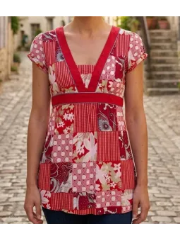Tunique à manches courtes pour femme Mayflower modèle PF190R coloris rouge à motif fleuri avec col en V et coupe cintrée.