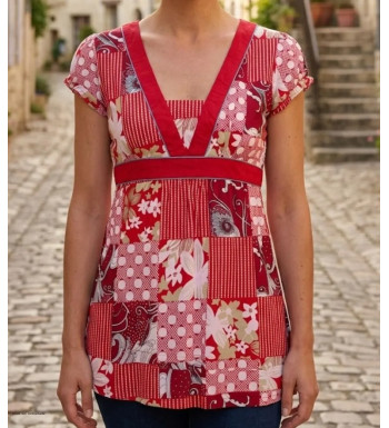 Tunique à manches courtes pour femme Mayflower modèle PF190R coloris rouge à motif fleuri avec col en V et coupe cintrée.
