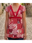 Tunique à manches courtes pour femme Mayflower modèle PF190R coloris rouge à motif fleuri avec col en V et coupe cintrée.