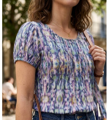 Chemisier plissé fleuri à manches courtes MAYFLOWER modèle VERLAN1 coloris bleu et blanc en viscose.