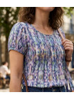 Chemisier plissé fleuri à manches courtes MAYFLOWER modèle VERLAN1 coloris bleu et blanc en viscose.