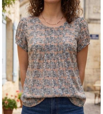 Chemisier plissé à manches courtes MAYFLOWER modèle VODOU1 coloris noir et rouille avec imprimé graphique en viscose.