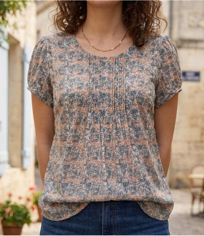 Chemisier plissé à manches courtes MAYFLOWER modèle VODOU1 coloris noir et rouille avec imprimé graphique en viscose.