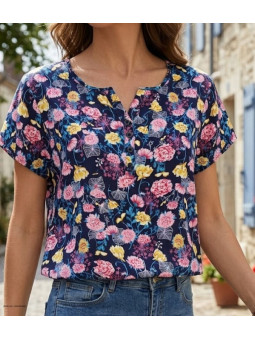 Chemisier à manches courtes MAYFLOWER modèle VICTOIRE1 coloris bleu et rose avec imprimé et liseré de boutons.