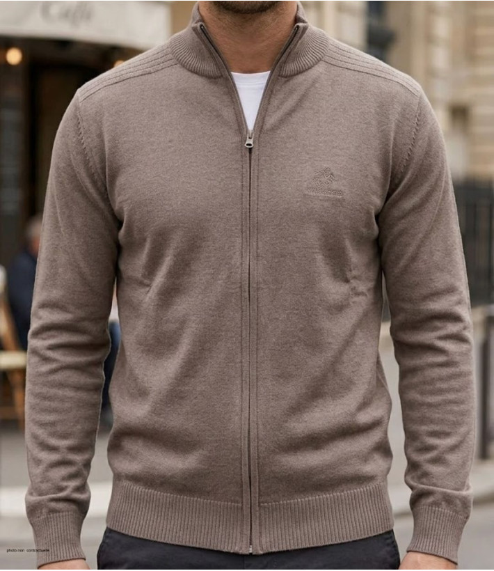 Cardigan zippé pour homme de la marque WINCHESTER modèle CLINTON3 en maille de coton de couleur beige, vue de face.