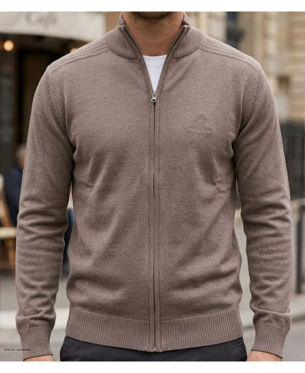 Cardigan zippé pour homme de la marque WINCHESTER modèle CLINTON3 en maille de coton de couleur beige, vue de face.