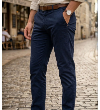 Pantalon coupe chino pour homme CHALLENGER modèle PANT2002A de couleur bleu marine, vue de face.