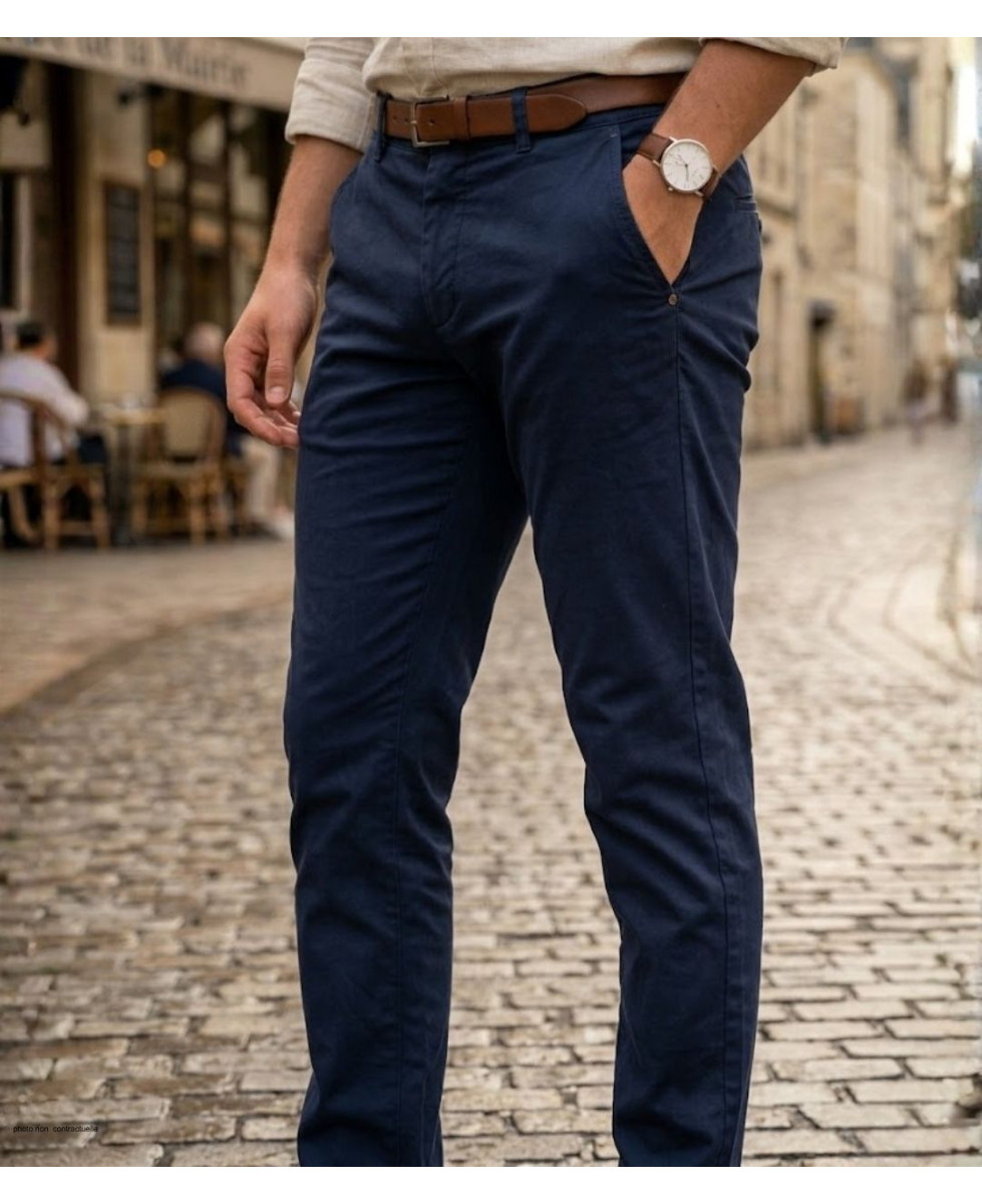 Pantalon coupe chino pour homme CHALLENGER modèle PANT2002A de couleur bleu marine, vue de face.