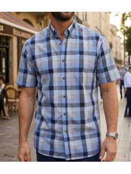 Chemise manches courtes pour homme de la marque CHALLENGER modèle TADEK1 en coton fils teints avec poche poitrine, vue de face.