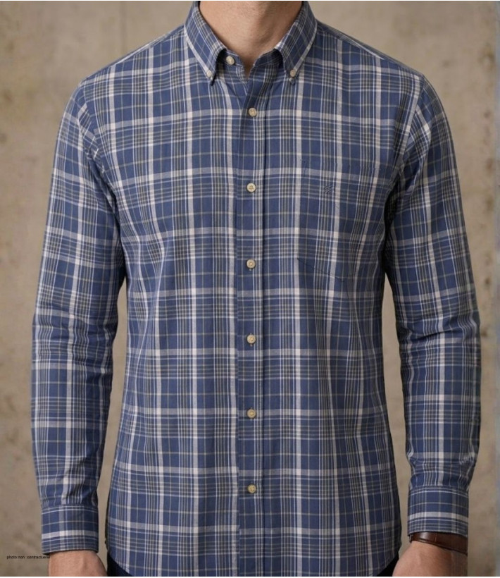 Chemise manches longues pour homme en coton bleu classique SEDETEX modèle M031 avec col libre et poche poitrine.