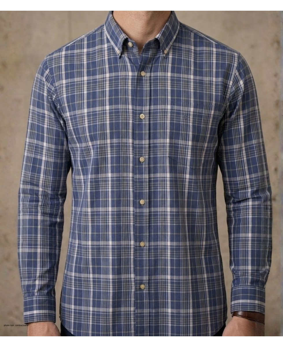 Chemise manches longues pour homme en coton bleu classique SEDETEX modèle M031 avec col libre et poche poitrine.
