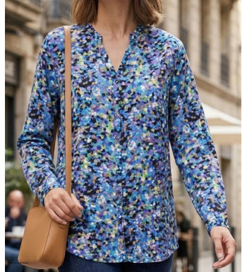 Chemisier fluide à manches longues MAYFLOWER modèle CHF3062 avec motifs imprimés violet bleu vert et col V ouvert.