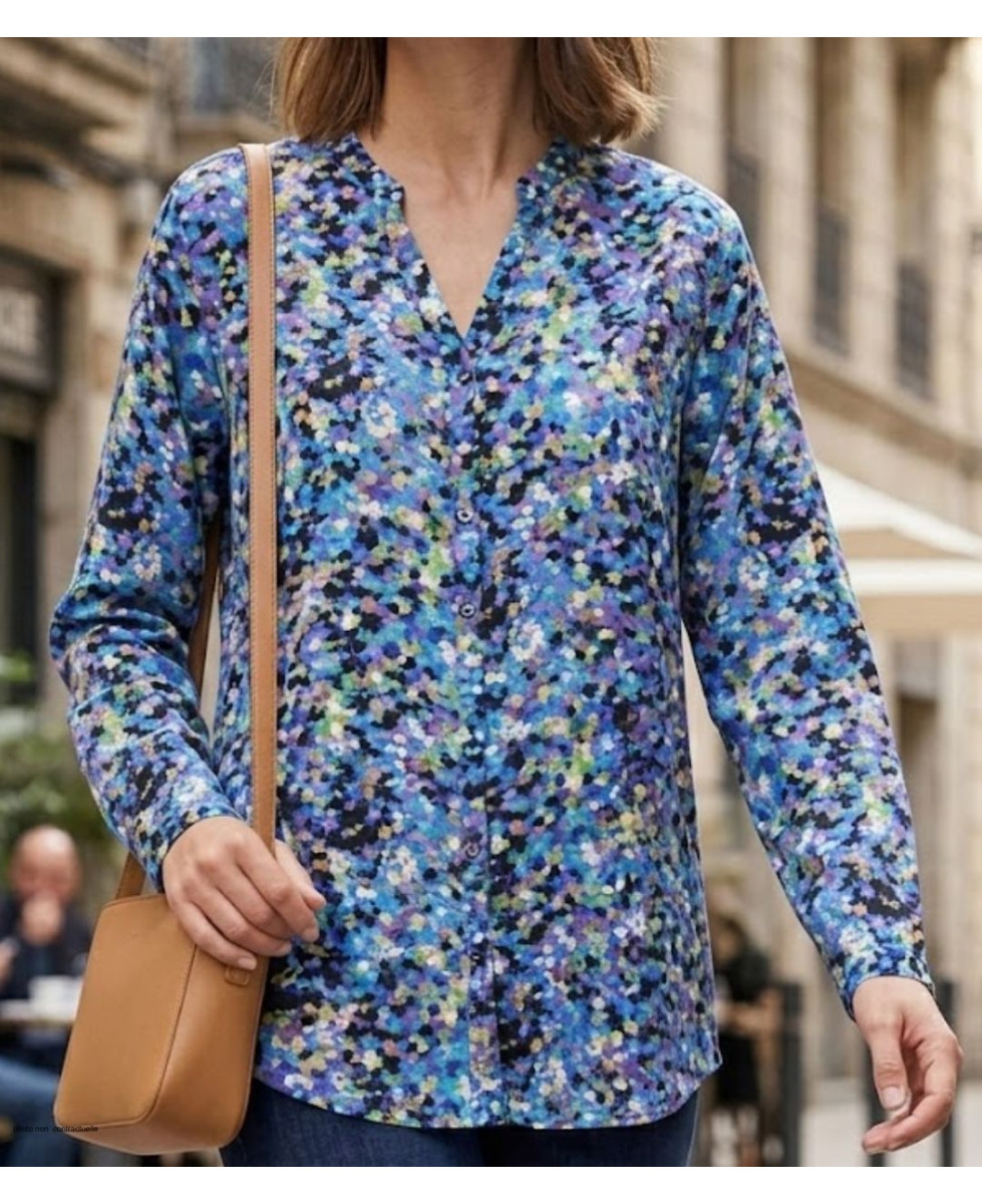 Chemisier fluide à manches longues MAYFLOWER modèle CHF3062 avec motifs imprimés violet bleu vert et col V ouvert.