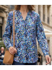 Chemisier fluide à manches longues MAYFLOWER modèle CHF3062 avec motifs imprimés violet bleu vert et col V ouvert.