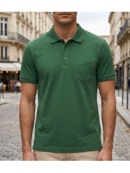 Polo manches courtes pour homme CHALLENGER modèle REMY3 de couleur vert avec poche poitrine et col boutonné.