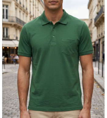 Polo manches courtes pour homme CHALLENGER modèle REMY3 de couleur vert avec poche poitrine et col boutonné.