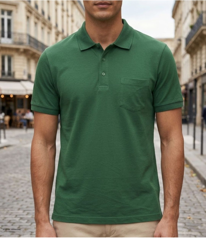 Polo manches courtes pour homme CHALLENGER modèle REMY3 de couleur vert avec poche poitrine et col boutonné.