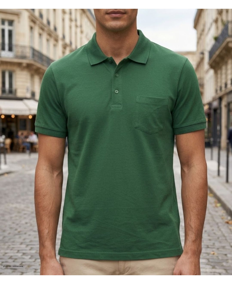 Polo manches courtes pour homme CHALLENGER modèle REMY3 de couleur vert avec poche poitrine et col boutonné.