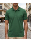 Polo manches courtes pour homme CHALLENGER modèle REMY3 de couleur vert avec poche poitrine et col boutonné.