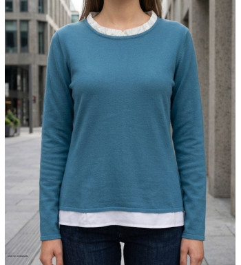 Pull uni de style 2-en-1 pour femme modèle PULF2004A en maille fine avec col et bas de chemise blancs intégrés.