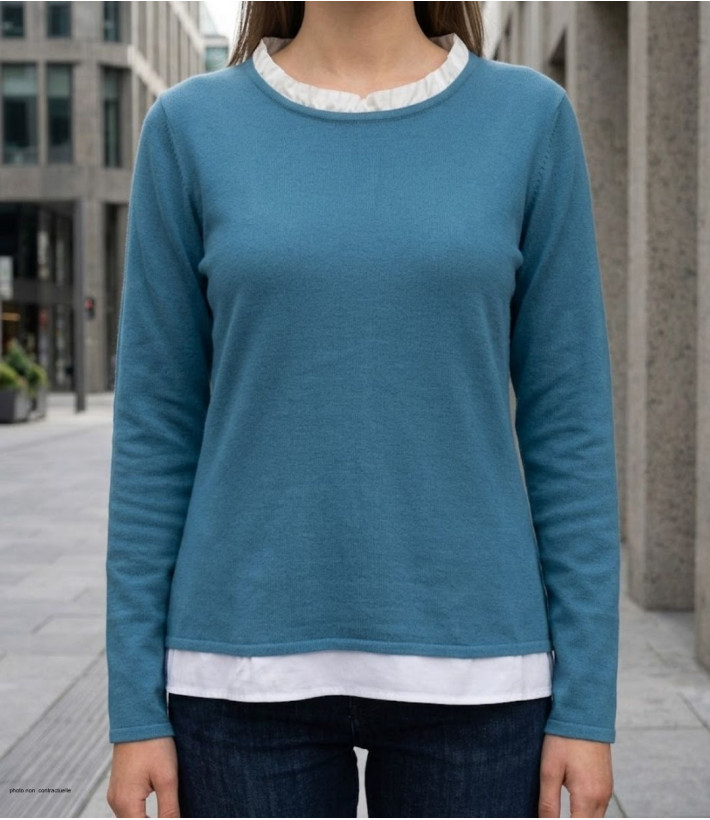 Pull uni de style 2-en-1 pour femme modèle PULF2004A en maille fine avec col et bas de chemise blancs intégrés.