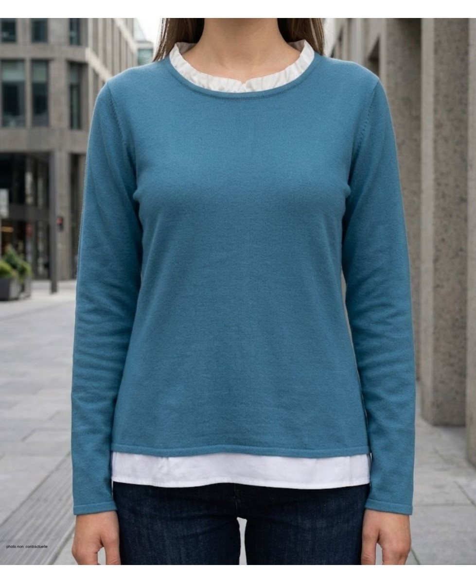Pull uni de style 2-en-1 pour femme modèle PULF2004A en maille fine avec col et bas de chemise blancs intégrés.