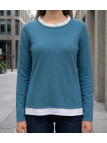 Pull uni de style 2-en-1 pour femme modèle PULF2004A en maille fine avec col et bas de chemise blancs intégrés.