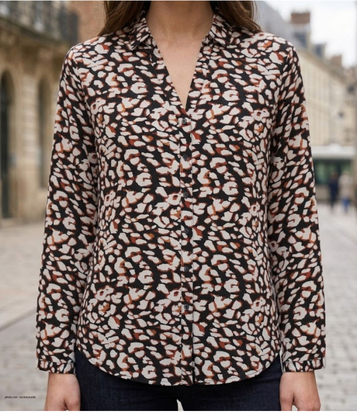 Chemisier imprimé à motifs pour femme MAYFLOWER modèle MINO1 en tissu fluide avec manches longues et col classique.