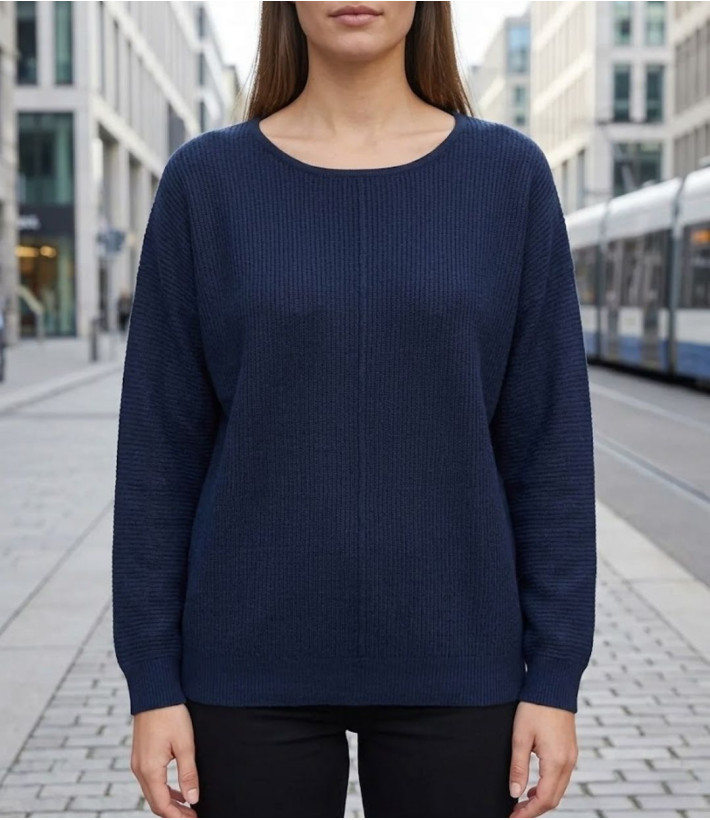 Pull uni en maille fine pour femme MAYFLOWER modèle CANON2 coloris bleu marine de coupe droite.