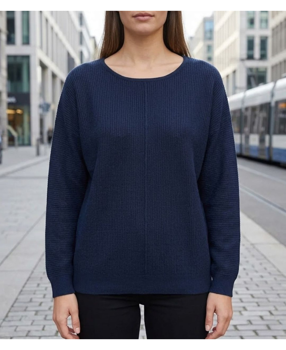 Pull uni en maille fine pour femme MAYFLOWER modèle CANON2 coloris bleu marine de coupe droite.
