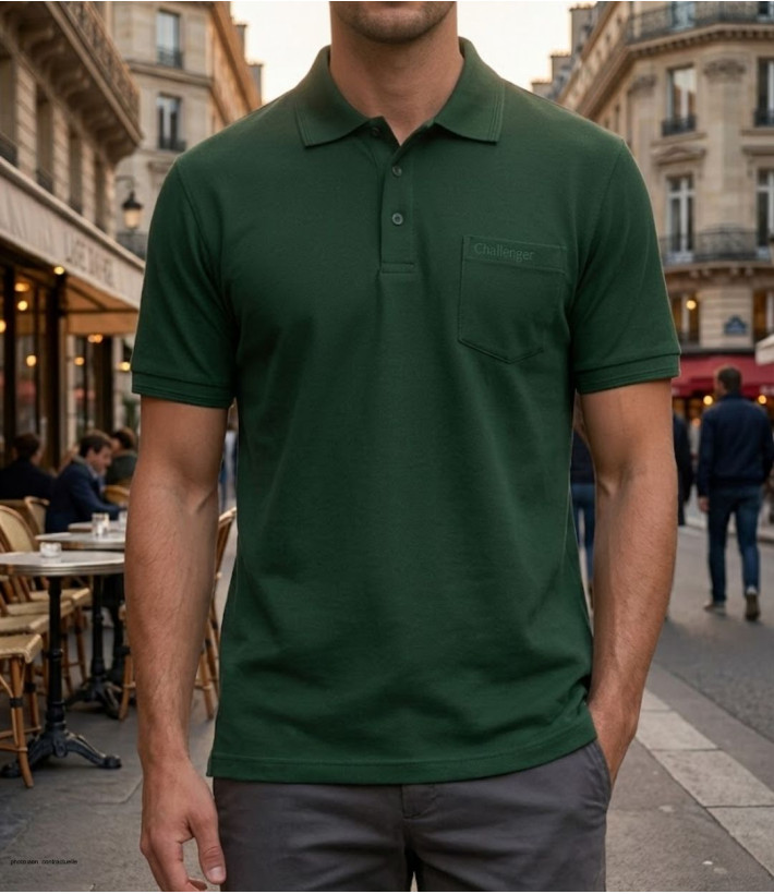 Polo manches courtes CHALLENGER modèle ROMEO2 coloris vert foncé en maille piquée avec poche poitrine pour homme.