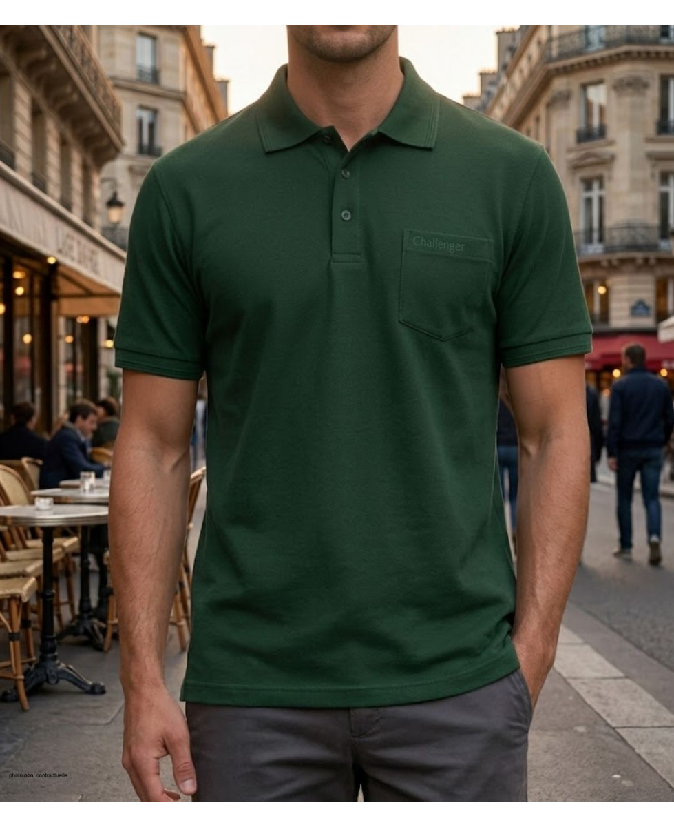 Polo manches courtes CHALLENGER modèle ROMEO2 coloris vert foncé en maille piquée avec poche poitrine pour homme.