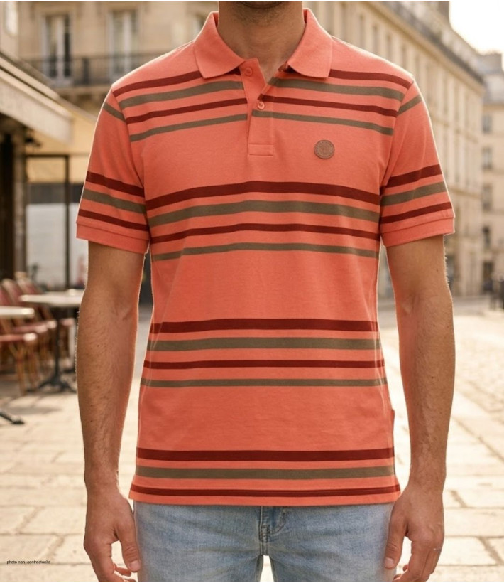 Polo manches courtes pour homme Winchester modèle Ready1 en coton à rayures horizontales corail et bordeaux avec col boutonné.