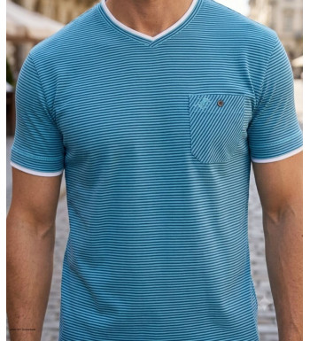 Tee-shirt bleu à manches courtes pour homme de la marque WINCHESTER modèle SERPICO1 avec col en V et poche poitrine en biais.