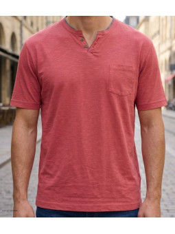 Tee-shirt rouge à manches courtes pour homme de la marque CHALLENGER modèle TEE3020C avec col ouvert boutonné et poche poitrine.