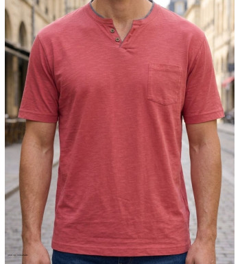 Tee-shirt rouge à manches courtes pour homme de la marque CHALLENGER modèle TEE3020C avec col ouvert boutonné et poche poitrine.