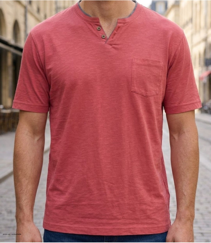 Tee-shirt rouge à manches courtes pour homme de la marque CHALLENGER modèle TEE3020C avec col ouvert boutonné et poche poitrine.