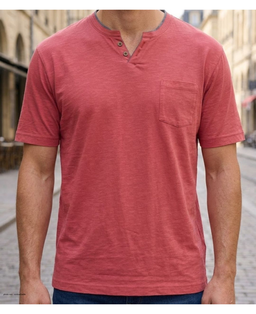 Tee-shirt rouge à manches courtes pour homme de la marque CHALLENGER modèle TEE3020C avec col ouvert boutonné et poche poitrine.