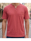 Tee-shirt rouge à manches courtes pour homme de la marque CHALLENGER modèle TEE3020C avec col ouvert boutonné et poche poitrine.