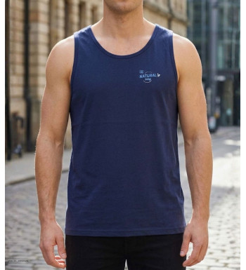 Débardeur sans manches pour homme Challenger modèle Spoke 2 de coloris bleu marine avec sérigraphie poitrine, vue de face.
