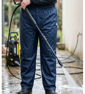 Pantalon de pluie imperméable pour homme Sedetex modèle U672 coloris noir avec coutures soudées et bas de jambes zippés